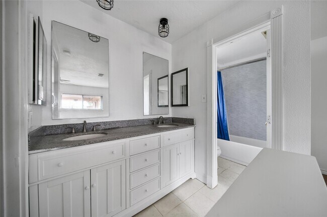 Building Photo - 501 Desert Aire Dr