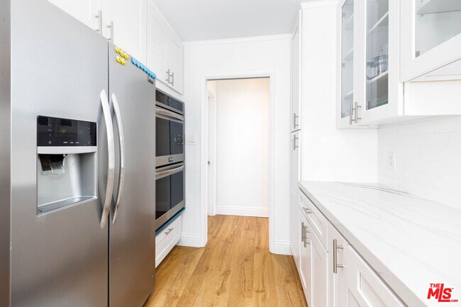 Building Photo - 1110 W Muirlands Dr