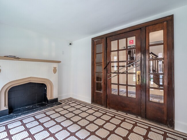 Building Photo - 7371 N Damen Ave