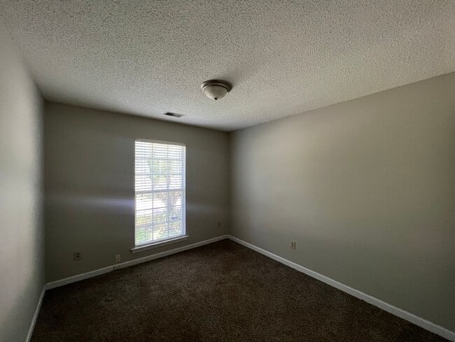 Building Photo - 3 bed / 2 bath home ~ Just minutes from Ha...