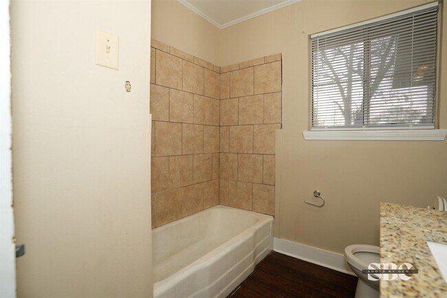 Building Photo - BIG HOME IN GARDEN VALLEY AREA OF SHREVEPORT