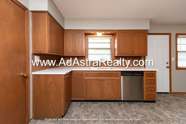Building Photo - Beautiful Home in Blue Springs-Available NOW!!