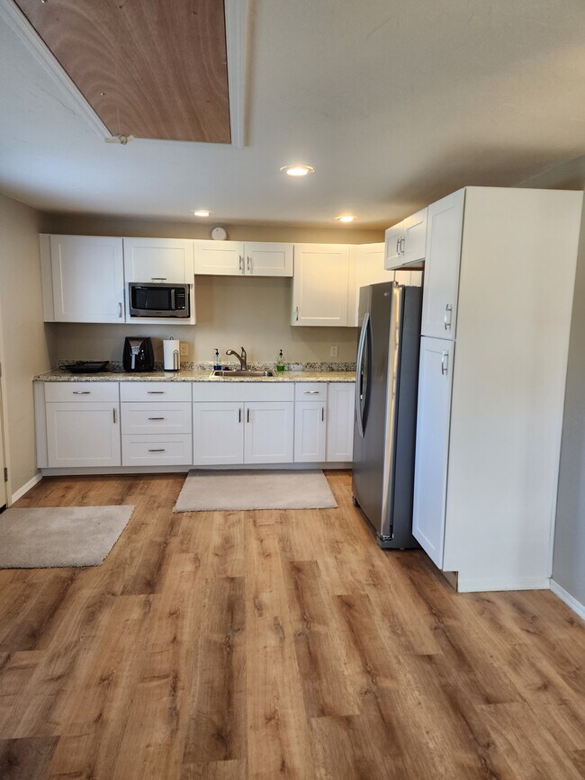 Induction stovetop. Full size fridge - 1100 N Lehmberg Ave