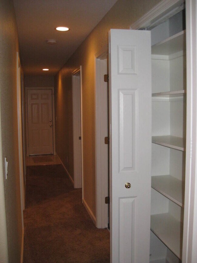 Building Photo - 3 Bedroom 2 Bath Duplex at the end of a Cul-De-Sac