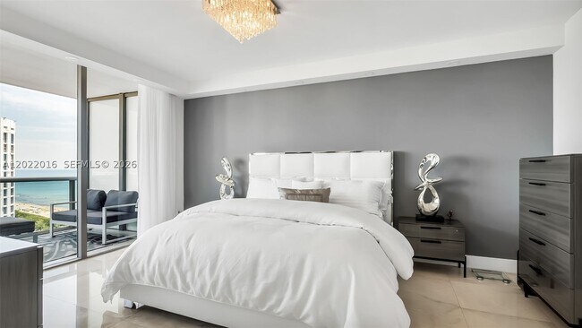 Building Photo - 5875 Collins Ave