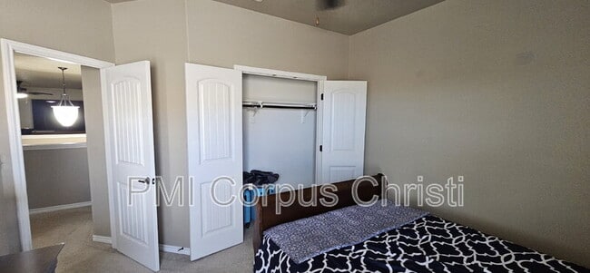 Building Photo - 7813 Cattlemen Dr