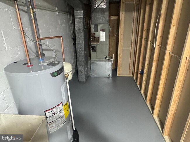 Building Photo - 9250 Three Oaks Dr