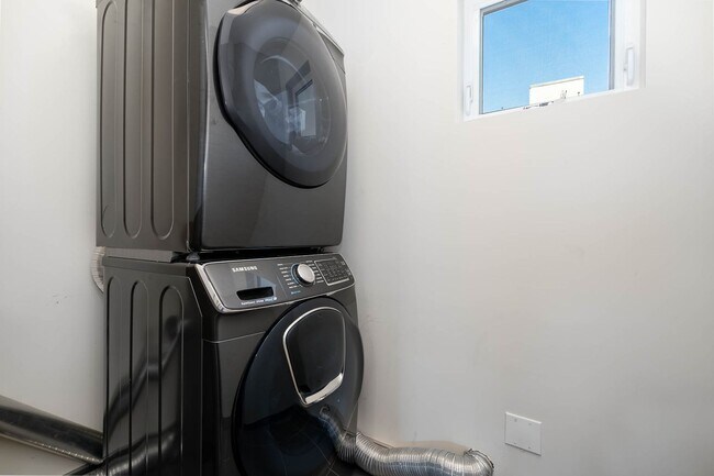 Building Photo - 3bd/1.75ba Seattle Townhome