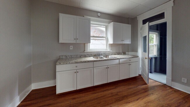 Building Photo - 1021 Rex Ave NE