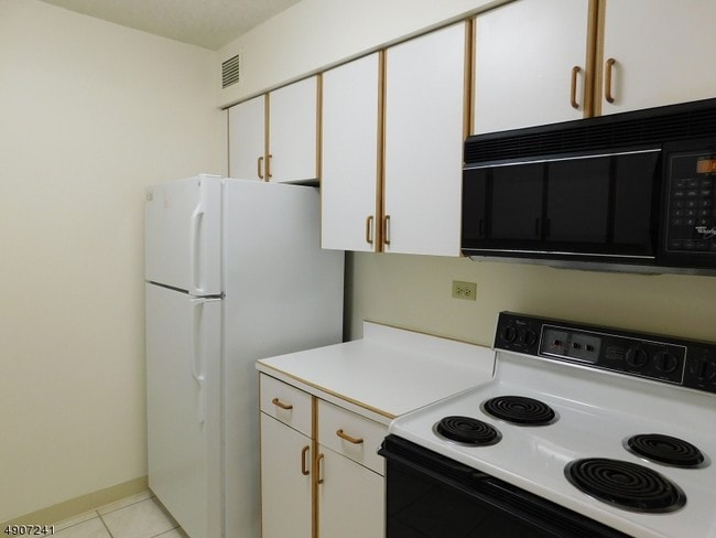 Building Photo - 300 Main St