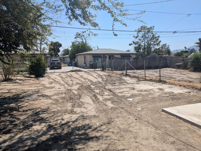 Building Photo - Cozy 1-Bed Home – Fenced Yard, Washer Hook...