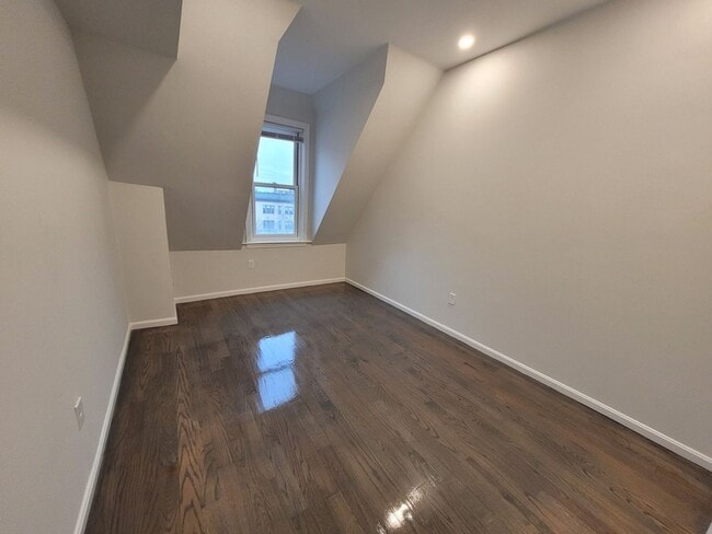 Building Photo - 1394 Beacon St