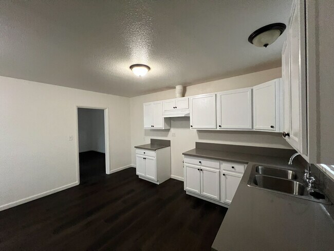 Building Photo - 235 E 47th St