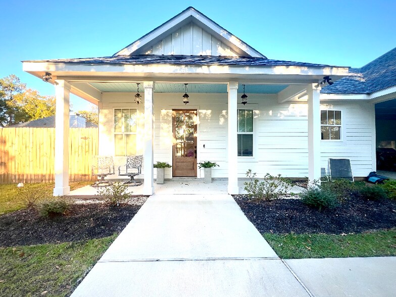 Building Photo - 2240 Caroline St