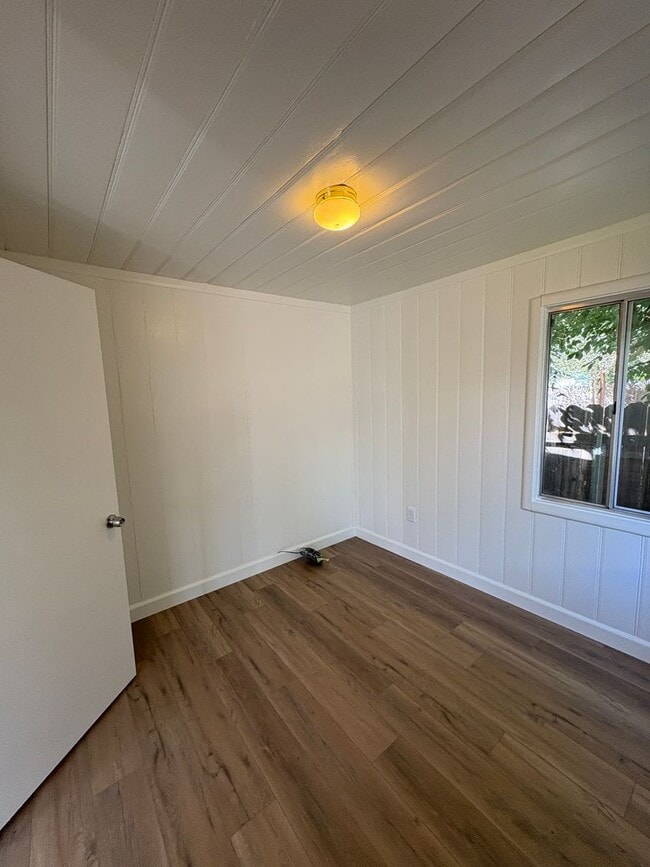 Building Photo - 1 + 1 Cottage  with Bonus Room, East End V...