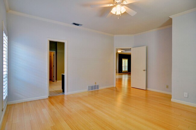 Building Photo - 3 Bedroom Home - Ridglea Country Club Estates