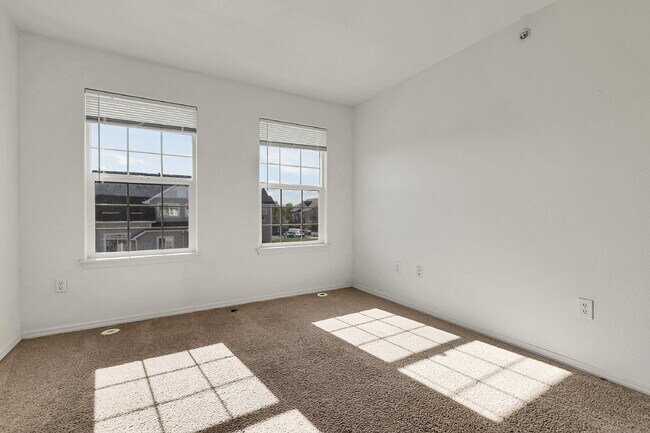 Building Photo - $2,250.00- 2 bed, 2 bath Condo with detach...