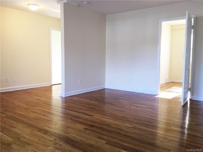 Building Photo - 504 Pelham Rd