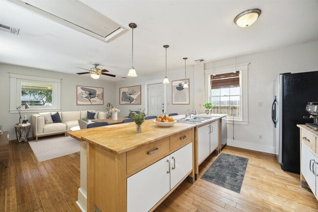 Building Photo - Heights Home for Rent! Move-in Ready