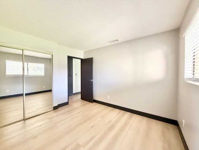 Building Photo - AVAILABLE NOW!! GORGEOUS 1 Bedroom 1 Bathroom - First Floor Condo in Palm Springs!!