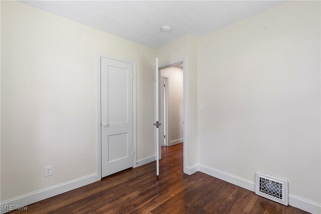 Building Photo - 203 Robinson Ave