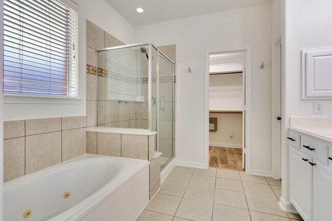 Building Photo - 22 N Queenscliff Cir