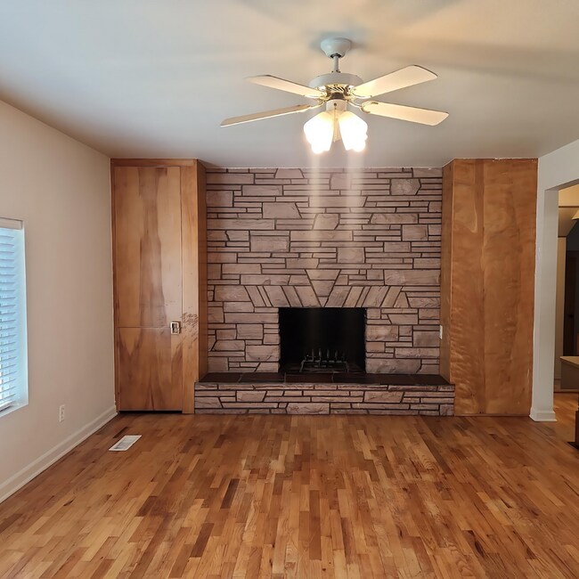 Building Photo - 911 W Leola St