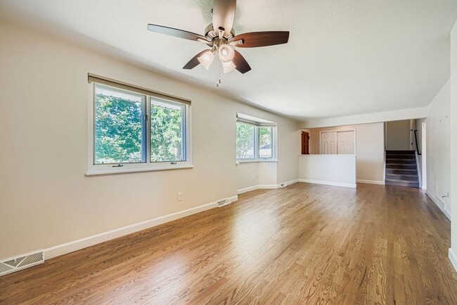 Building Photo - LOCATION LOCATION! 4-bed 3-bath home locat...