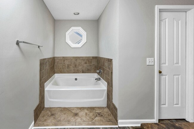 Building Photo - Refined 3-Bedroom Home with New LVP Flooring in Prime West Columbia Location!