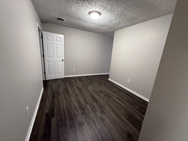 Building Photo - Cozy 2 Bedroom Garden Apartment