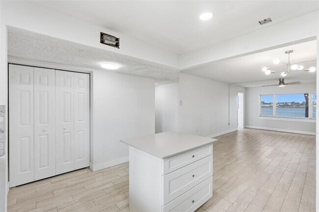 Building Photo - 4775 Cove Cir