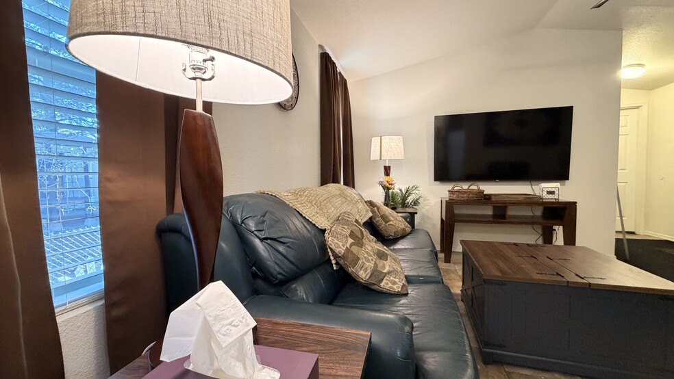 Building Photo - 1001 E Owens