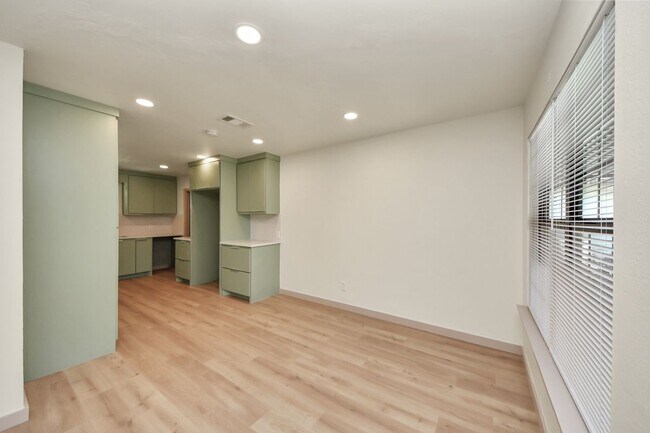 Building Photo - 2404 Grape Ln