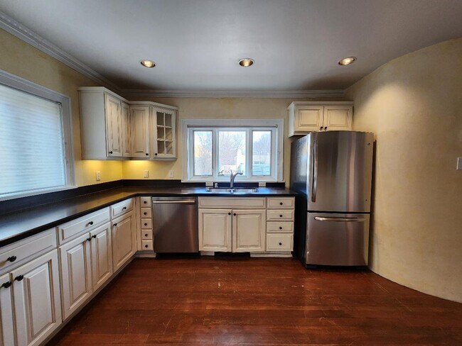 Building Photo - 549 Agua Fria St