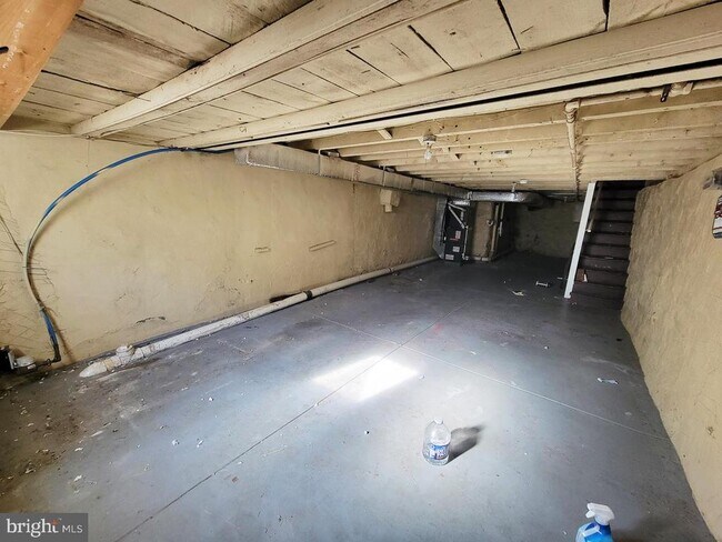 Building Photo - 923 E Schiller St