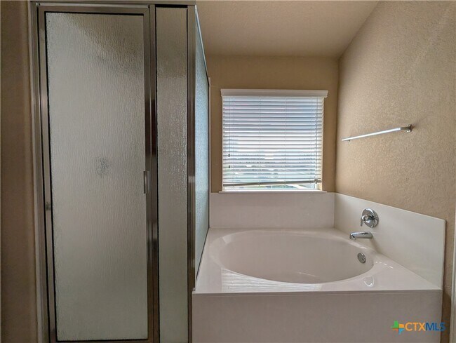 Building Photo - 212 Oak Creek Way