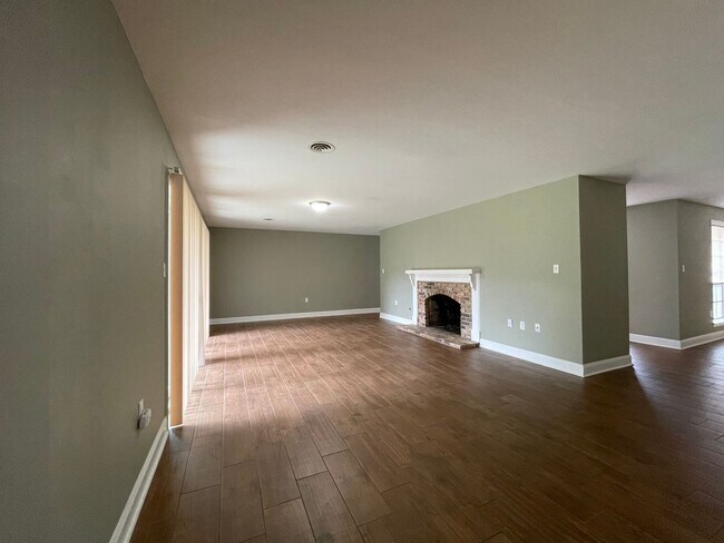 Building Photo - 334 Country Club Blvd