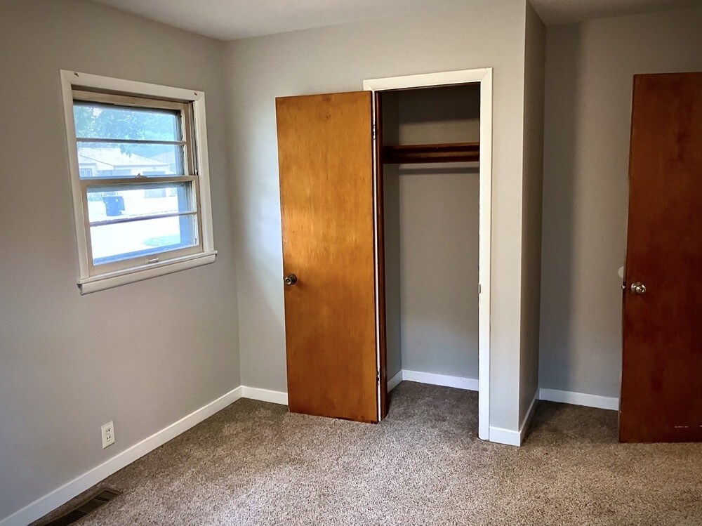 Building Photo - 338 W 4th St