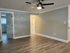 Building Photo - Rehabbed 2 Bedroom In Prime Lake Bluff Location - Pet Friendly - Free Parking!