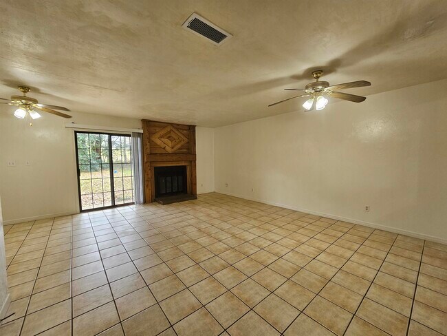 Building Photo - 1824 Larette Dr