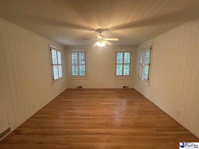 Building Photo - 503 Greenway Dr