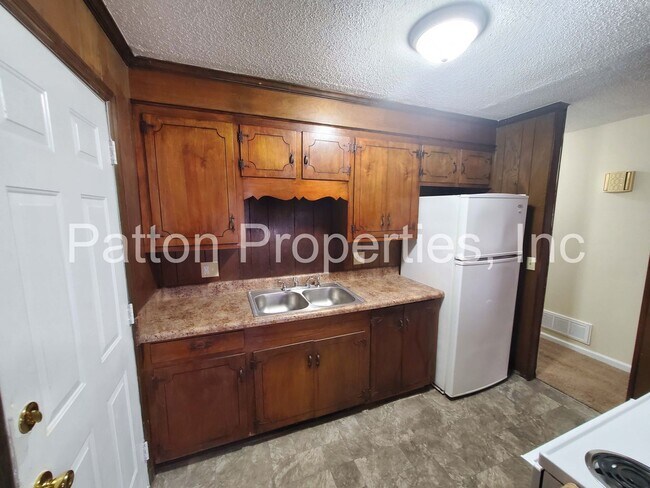 Building Photo - 2201 Apple Valley Rd