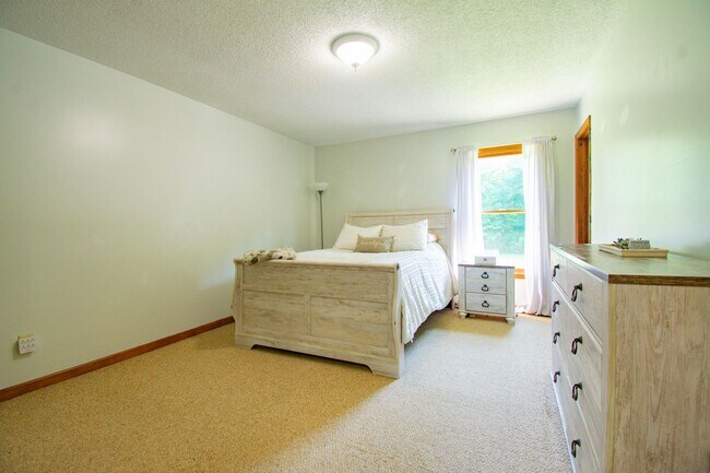 Building Photo - 20 N Hillside Dr