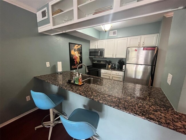 Building Photo - 1818 S Lakeshore Blvd