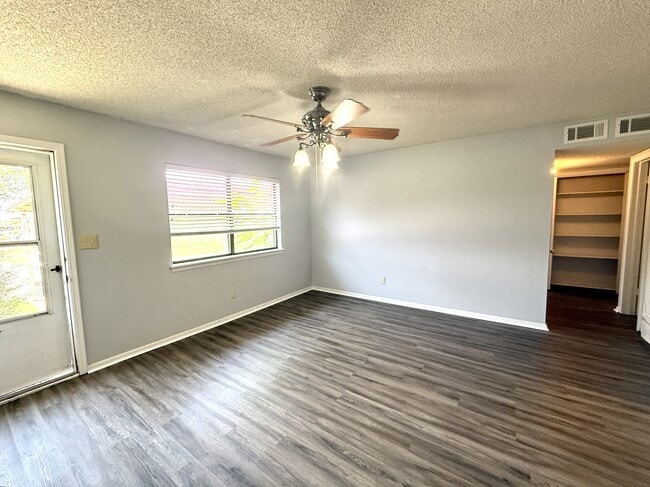 Building Photo - 2206 Shenandoah Dr
