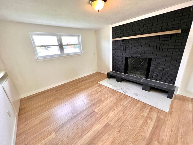 Building Photo - Absolutely Stunning Home! - 3 Bedroom 2 Fu...
