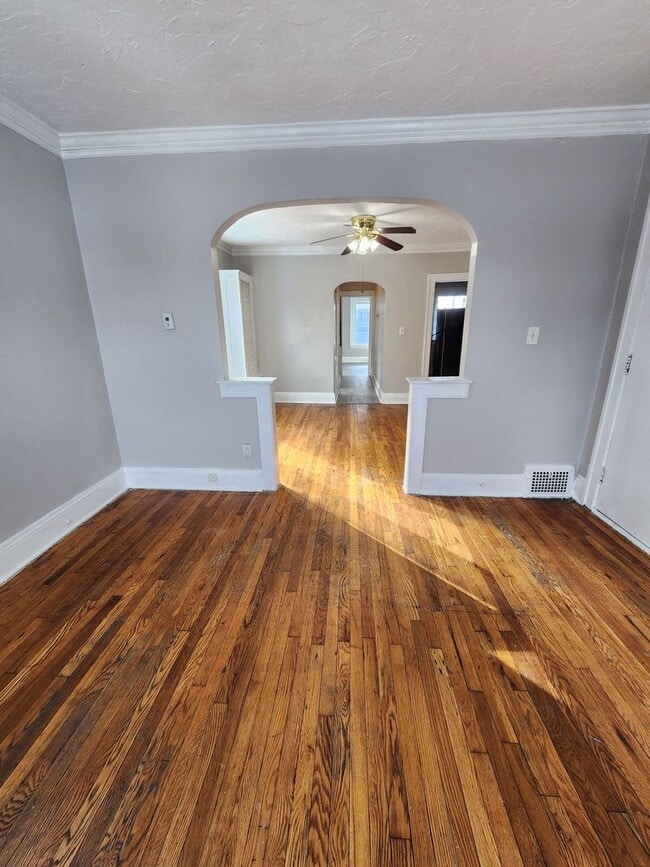 Building Photo - Top Floor 1 Bedroom Apartment with Private Balcony!