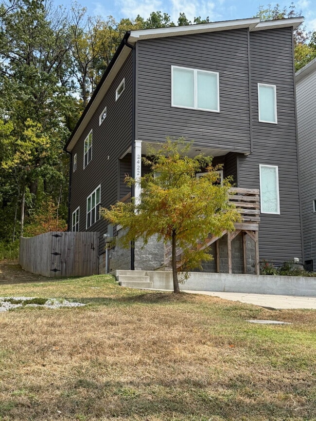Building Photo - Amazing 3 bed 2.5 w/fenced yard. 10 min fr...