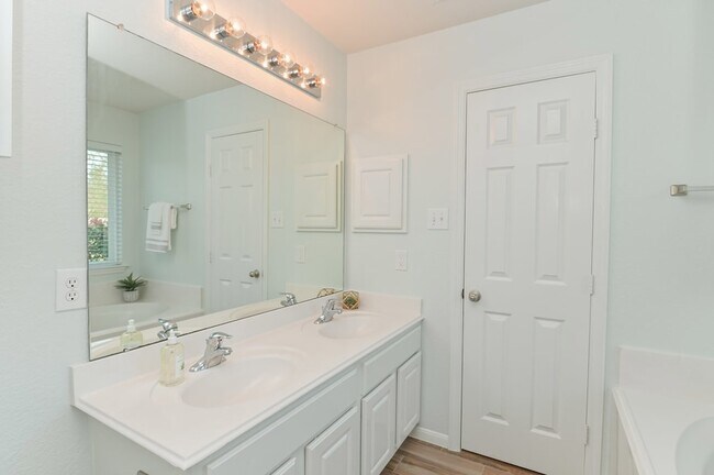 Building Photo - 4022 Mt Everest Way