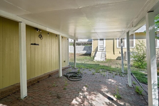 Building Photo - 603 E Losoya St